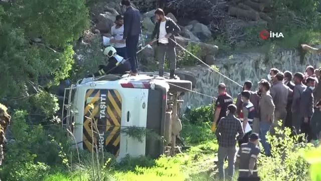 Minibüs şarampole yuvarlandı: 2'si ağır 16 yaralı Minibüs şarampole yuvarlandı: 2'si ağır 16 yaralı