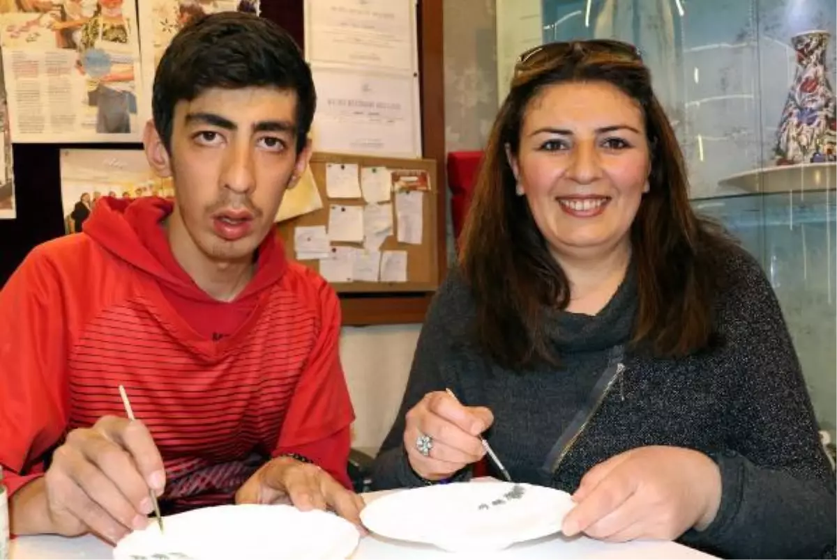 Oğlunun sosyalleşmesi için çini sanatını öğrenip, atölye açtı