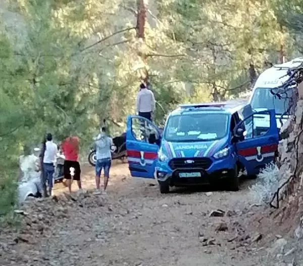 Ormanda asılı bulunan ikilinin yan yana gömülme vasiyetleri yerine getirilmedi Ormanda asılı bulunan ikilinin yan yana gömülme vasiyetleri yerine getirilmedi