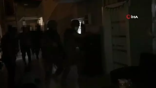 Son dakika haberi: Osmaniye'de uyuşturucu tacirlerine baskın kamerada Son dakika haberi: Osmaniye'de uyuşturucu tacirlerine baskın kamerada