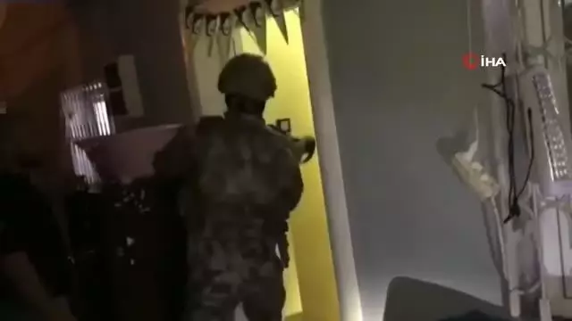 Son dakika haberi: Osmaniye'de uyuşturucu tacirlerine baskın kamerada Son dakika haberi: Osmaniye'de uyuşturucu tacirlerine baskın kamerada