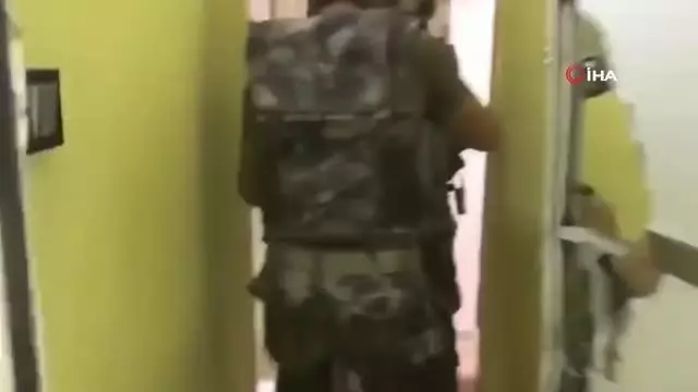 Son dakika haberi: Osmaniye'de uyuşturucu tacirlerine baskın kamerada Son dakika haberi: Osmaniye'de uyuşturucu tacirlerine baskın kamerada