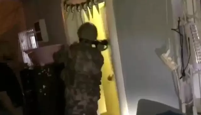 Son dakika haberi: Osmaniye'de uyuşturucu tacirlerine baskın kamerada Son dakika haberi: Osmaniye'de uyuşturucu tacirlerine baskın kamerada