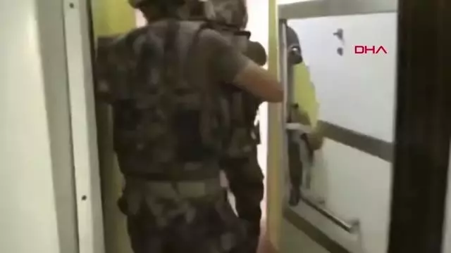 OSMANİYE UYUŞTURUCU OPERASYONUNDA EVDEN SİLAH VE KILIÇ ÇIKTI OSMANİYE UYUŞTURUCU OPERASYONUNDA EVDEN SİLAH VE KILIÇ ÇIKTI
