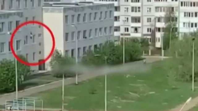 Rusya'da okula düzenlenen kanlı saldırıda bazı öğrenciler canlarını kurtarmak için camdan atladı Rusya'da okula düzenlenen kanlı saldırıda bazı öğrenciler canlarını kurtarmak için camdan atladı