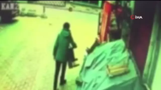 Sebze ve meyveleri seçerek böyle çaldı Sebze ve meyveleri seçerek böyle çaldı
