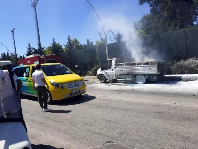 Seyir halindeki odun yüklü kamyonette yangın Seyir halindeki odun yüklü kamyonette yangın
