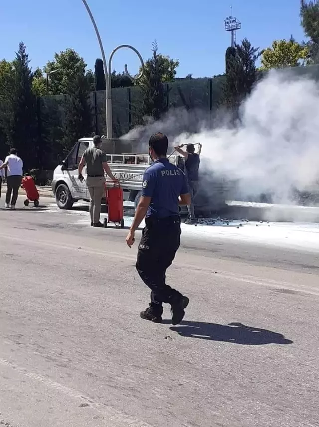 Seyir halindeki odun yüklü kamyonette yangın Seyir halindeki odun yüklü kamyonette yangın
