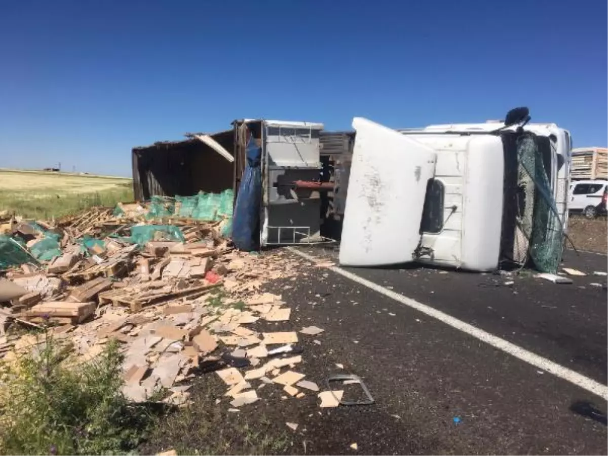 Siverek'te TIR devrildi: 3 yaralı