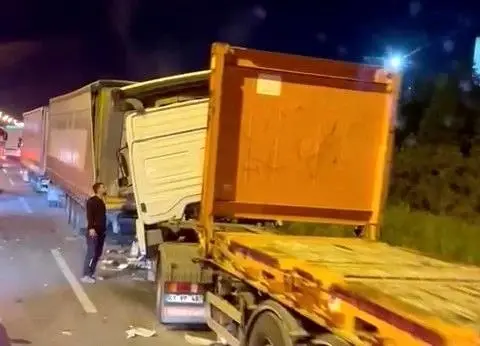 Aniden duran TIR zincirleme kazaya neden oldu: 1 ağır yaralı Aniden duran TIR zincirleme kazaya neden oldu: 1 ağır yaralı