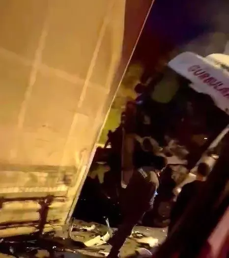Aniden duran TIR zincirleme kazaya neden oldu: 1 ağır yaralı Aniden duran TIR zincirleme kazaya neden oldu: 1 ağır yaralı