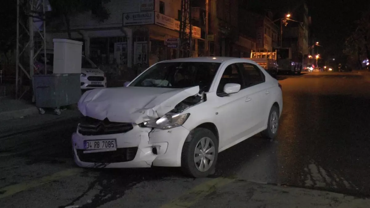 Ümraniye'de otomobil ile hafif ticari araç çarpıştı: 5 yaralı