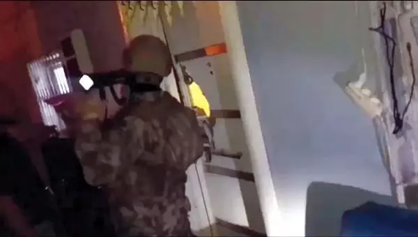 OSMANİYE UYUŞTURUCU OPERASYONUNDA EVDEN SİLAH VE KILIÇ ÇIKTI OSMANİYE UYUŞTURUCU OPERASYONUNDA EVDEN SİLAH VE KILIÇ ÇIKTI