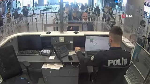Uyuşturucu ticaretinden aranıyordu, İran Pasaportuyla Türkiye'ye girerken yakalandı Uyuşturucu ticaretinden aranıyordu, İran Pasaportuyla Türkiye'ye girerken yakalandı