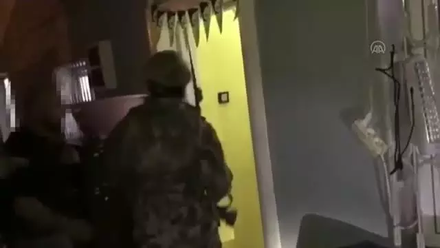 Uyuşturucu zanlısının evinde silah ve çalıntı motosiklet ele geçirildi Uyuşturucu zanlısının evinde silah ve çalıntı motosiklet ele geçirildi