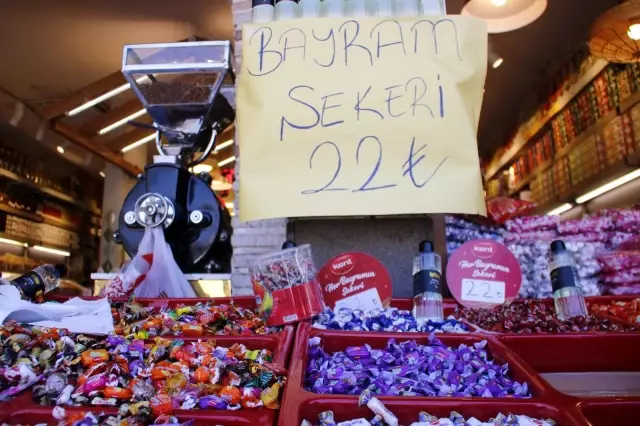 Vatandaşlar geleneklerinden vazgeçmedi, kısıtlamaya rağmen bayram şekeri aldılar Vatandaşlar geleneklerinden vazgeçmedi, kısıtlamaya rağmen bayram şekeri aldılar