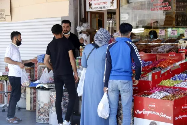 Vatandaşlar geleneklerinden vazgeçmedi, kısıtlamaya rağmen bayram şekeri aldılar Vatandaşlar geleneklerinden vazgeçmedi, kısıtlamaya rağmen bayram şekeri aldılar