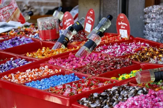 Vatandaşlar geleneklerinden vazgeçmedi, kısıtlamaya rağmen bayram şekeri aldılar Vatandaşlar geleneklerinden vazgeçmedi, kısıtlamaya rağmen bayram şekeri aldılar