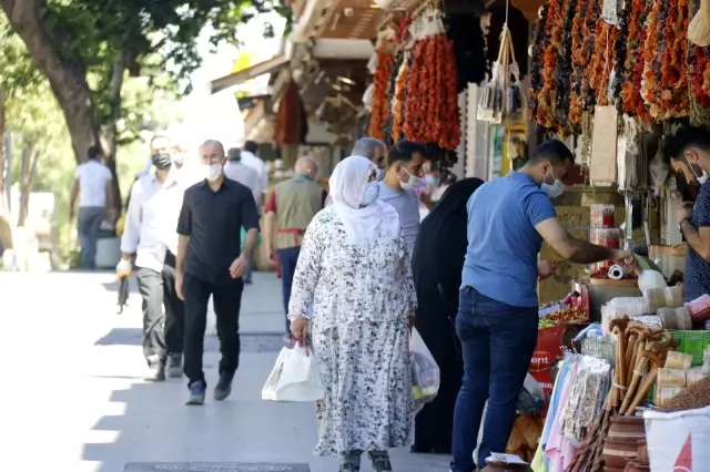 Vatandaşlar geleneklerinden vazgeçmedi, kısıtlamaya rağmen bayram şekeri aldılar Vatandaşlar geleneklerinden vazgeçmedi, kısıtlamaya rağmen bayram şekeri aldılar