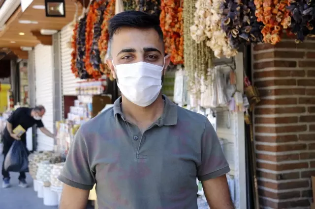 Vatandaşlar geleneklerinden vazgeçmedi, kısıtlamaya rağmen bayram şekeri aldılar Vatandaşlar geleneklerinden vazgeçmedi, kısıtlamaya rağmen bayram şekeri aldılar