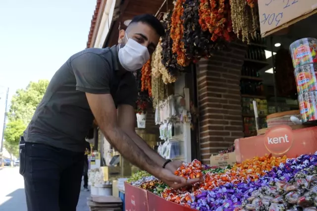 Vatandaşlar geleneklerinden vazgeçmedi, kısıtlamaya rağmen bayram şekeri aldılar Vatandaşlar geleneklerinden vazgeçmedi, kısıtlamaya rağmen bayram şekeri aldılar