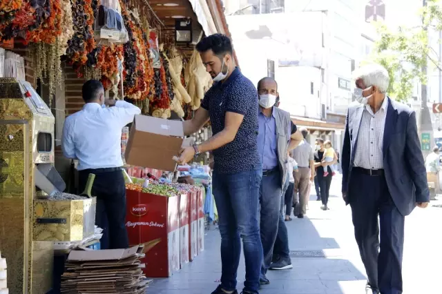 Vatandaşlar geleneklerinden vazgeçmedi, kısıtlamaya rağmen bayram şekeri aldılar Vatandaşlar geleneklerinden vazgeçmedi, kısıtlamaya rağmen bayram şekeri aldılar