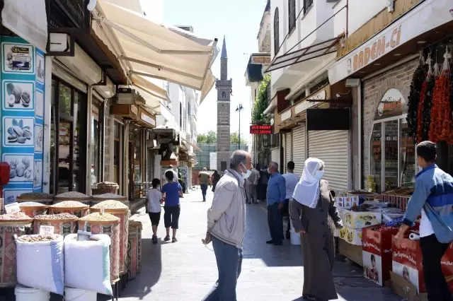 Vatandaşlar geleneklerinden vazgeçmedi, kısıtlamaya rağmen bayram şekeri aldılar Vatandaşlar geleneklerinden vazgeçmedi, kısıtlamaya rağmen bayram şekeri aldılar