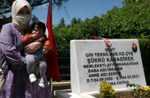 8 aylık İbrahim şehit babasını görmek için tatlı uykusundan uyandı 8 aylık İbrahim şehit babasını görmek için tatlı uykusundan uyandı