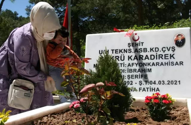 8 aylık İbrahim şehit babasını görmek için tatlı uykusundan uyandı 8 aylık İbrahim şehit babasını görmek için tatlı uykusundan uyandı