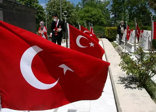 8 aylık İbrahim şehit babasını görmek için tatlı uykusundan uyandı 8 aylık İbrahim şehit babasını görmek için tatlı uykusundan uyandı