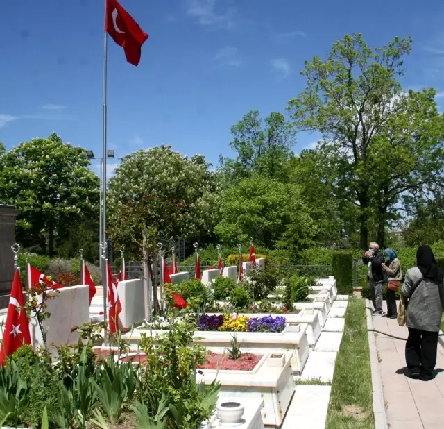 8 aylık İbrahim şehit babasını görmek için tatlı uykusundan uyandı 8 aylık İbrahim şehit babasını görmek için tatlı uykusundan uyandı