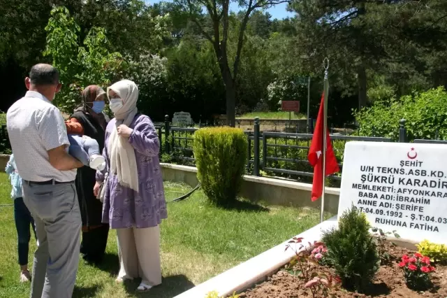 8 aylık İbrahim şehit babasını görmek için tatlı uykusundan uyandı 8 aylık İbrahim şehit babasını görmek için tatlı uykusundan uyandı