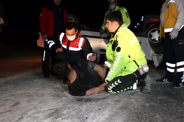 Alkollü sürücü takla atan aracından kendisini kurtaran ekiplere saldırdı Alkollü sürücü takla atan aracından kendisini kurtaran ekiplere saldırdı