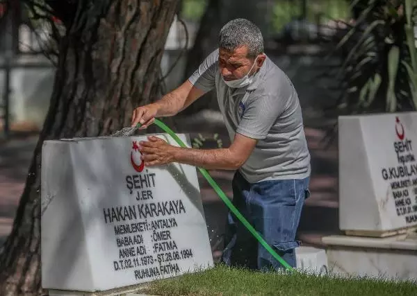 Antalya'da bayram arifesinde şehitliğe ziyaret Antalya'da bayram arifesinde şehitliğe ziyaret
