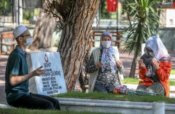 Antalya'da bayram arifesinde şehitliğe ziyaret Antalya'da bayram arifesinde şehitliğe ziyaret