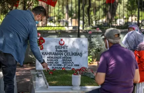 Antalya'da bayram arifesinde şehitliğe ziyaret Antalya'da bayram arifesinde şehitliğe ziyaret