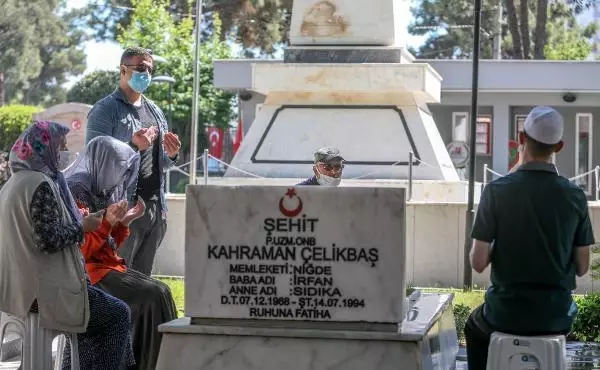 Antalya'da bayram arifesinde şehitliğe ziyaret Antalya'da bayram arifesinde şehitliğe ziyaret