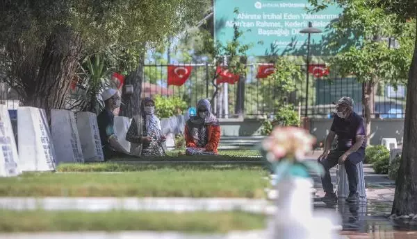 Antalya'da bayram arifesinde şehitliğe ziyaret Antalya'da bayram arifesinde şehitliğe ziyaret