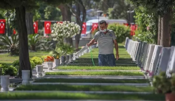 Antalya'da bayram arifesinde şehitliğe ziyaret Antalya'da bayram arifesinde şehitliğe ziyaret