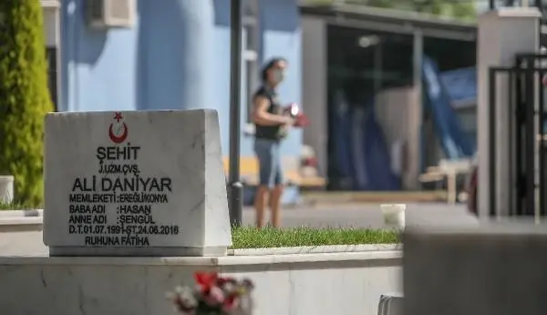 Antalya'da bayram arifesinde şehitliğe ziyaret Antalya'da bayram arifesinde şehitliğe ziyaret