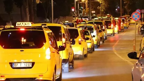 ANTALYA'DA, TAKSİCİLERDEN FİLİSTİN'E DESTEK KONVOYU ANTALYA'DA, TAKSİCİLERDEN FİLİSTİN'E DESTEK KONVOYU