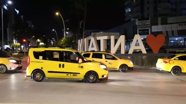 ANTALYA'DA, TAKSİCİLERDEN FİLİSTİN'E DESTEK KONVOYU ANTALYA'DA, TAKSİCİLERDEN FİLİSTİN'E DESTEK KONVOYU