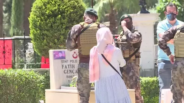 Son dakika! Antalya Emniyet Müdürü Ulucan, şehitliği ziyaret etti Son dakika! Antalya Emniyet Müdürü Ulucan, şehitliği ziyaret etti