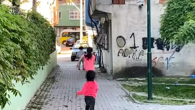 Aracın motoruna giren yavru kedi mahalleliyi seferber etti Aracın motoruna giren yavru kedi mahalleliyi seferber etti