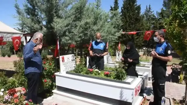 Son dakika haberi... GAZİANTEP - Şehitliklerde hüzünlü bayram arifesi Son dakika haberi... GAZİANTEP - Şehitliklerde hüzünlü bayram arifesi