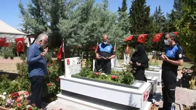 Son dakika haberi... GAZİANTEP - Şehitliklerde hüzünlü bayram arifesi Son dakika haberi... GAZİANTEP - Şehitliklerde hüzünlü bayram arifesi
