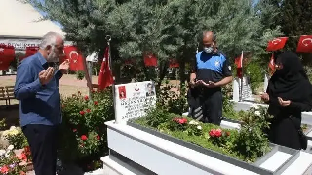 Son dakika haberi... GAZİANTEP - Şehitliklerde hüzünlü bayram arifesi Son dakika haberi... GAZİANTEP - Şehitliklerde hüzünlü bayram arifesi
