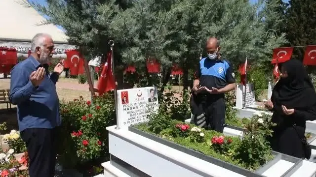 Son dakika haberi... GAZİANTEP - Şehitliklerde hüzünlü bayram arifesi Son dakika haberi... GAZİANTEP - Şehitliklerde hüzünlü bayram arifesi