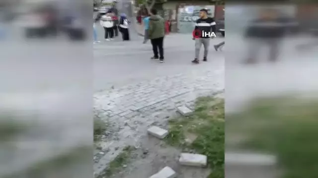 Avcılar'da baltalı, sopalı kavga: 1 yaralı Avcılar'da baltalı, sopalı kavga: 1 yaralı
