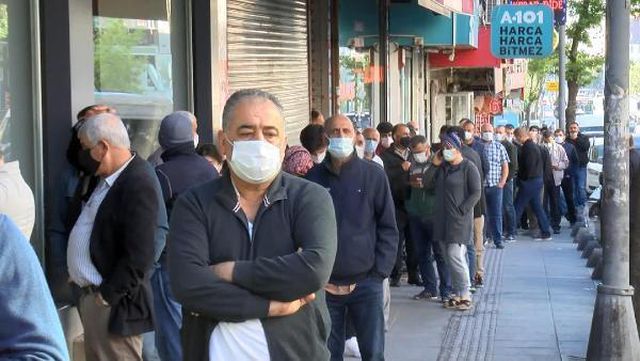 Sabahın erken saatlerinde kalkıp ucuza tatlı almak için metrelerce kuyruk oluşturdular